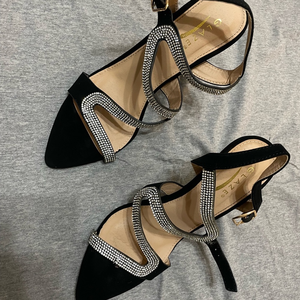 Glaze black heel shoe with diamonds